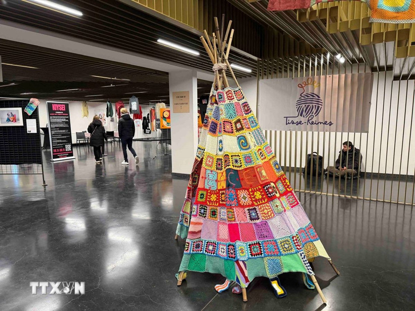 Biểu tượng "Dệt mùa Đông" tại lễ hội Plaisir d'Hiver 2025. (Ảnh: Hương Giang/TTXVN)