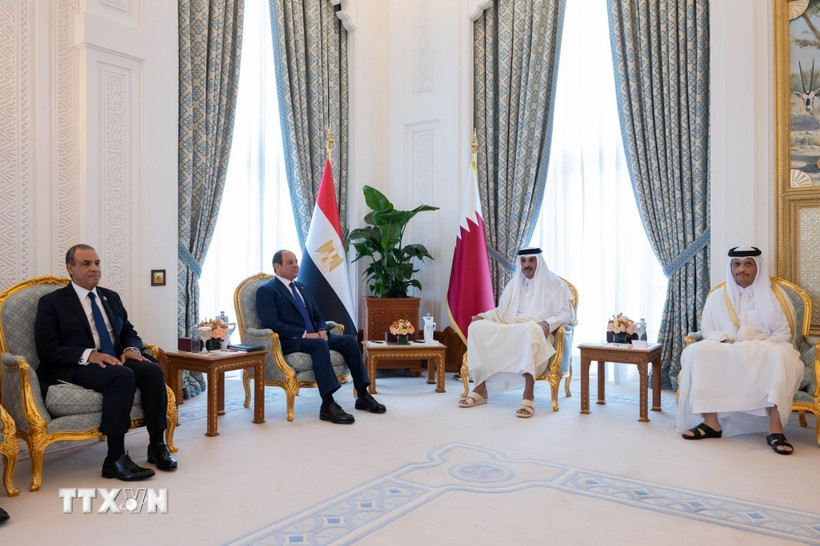 Tổng thống Ai Cập Abdel-Fattah al-Sisi (giữa, trái) và Quốc vương Qatar Sheikh Tamim bin Hamad Al Thani (giữa, phải) tại cuộc gặp ở Doha ngày 14/4/2025. (Ảnh: AA/TTXVN)
