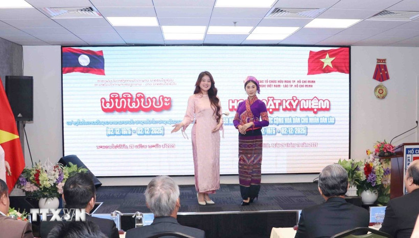 Trang phục dân tộc Việt Nam - Lào. (Ảnh minh họa. Nguồn: Xuân Khu/TTXVN)