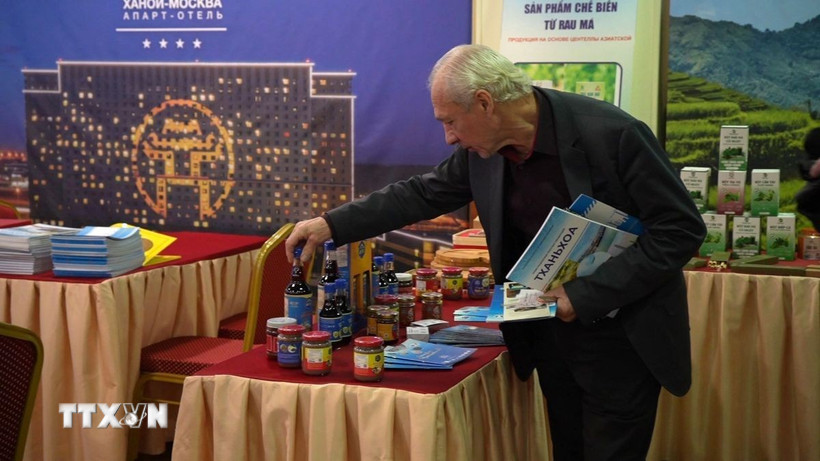 Đại biểu Nga tìm hiểu sản phẩm của tỉnh Thanh Hóa. (Ảnh: Trần Hải/TTXVN)