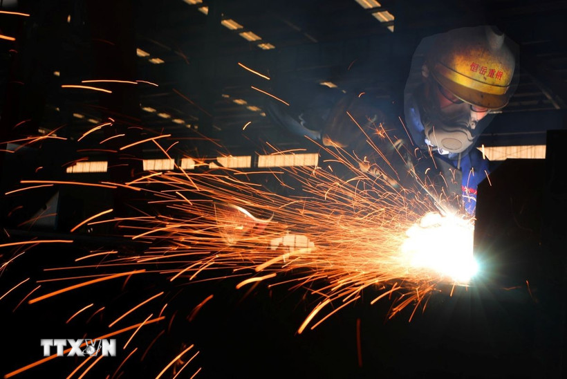 Công nhân làm việc tại nhà máy sản xuất thép tại tỉnh Hồ Nam, Trung Quốc. (Ảnh: THX/TTXVN)