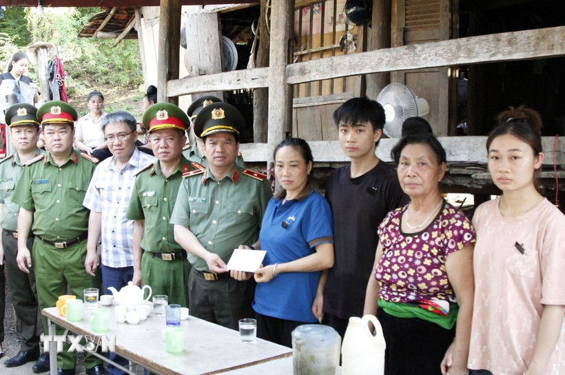 Thiếu tướng Đặng Trọng Cường, Giám đốc Công an tỉnh Sơn La trao số tiền 20 triệu đồng được trích từ Quỹ nghĩa tình đồng đội Công an Nhân dân tới gia đình đồng chí Lò Văn Tân để khắc phục khó khăn trước mắt. (Ảnh: TTXVN phát)