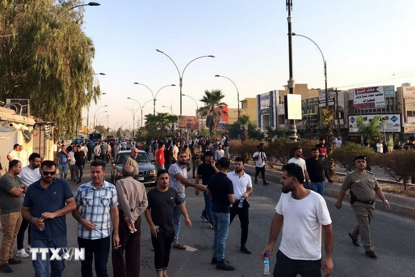 Iraq ban bố lệnh giới nghiêm ở Kirkuk sau các vụ xung đột sắc tộc, Người biểu tình phong tỏa một tuyến đường tại Kirkuk, Iraq, ngày 2/9/2023. (Ảnh: AFP/TTXVN)
