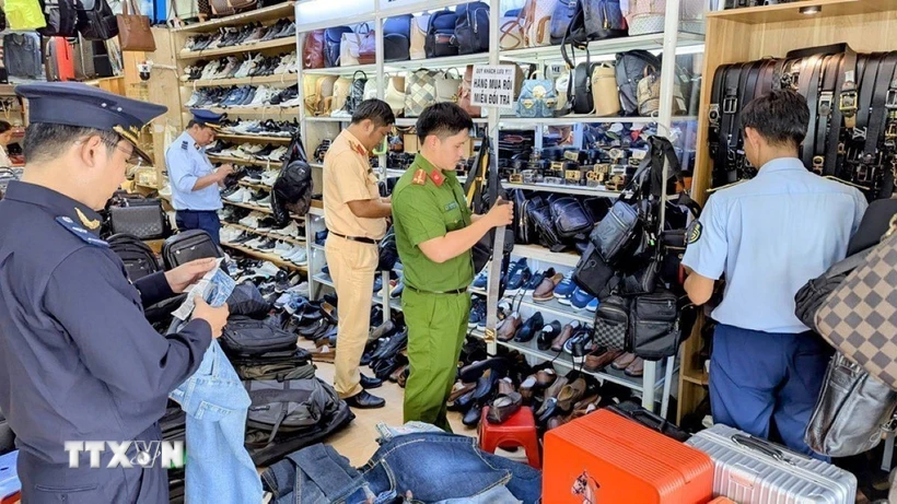Tổ liên ngành tỉnh An Giang kiểm tra, phát hiện và thu giữ số lượng lớn hàng hóa không rõ nguồn gốc bị tại một cửa hàng giữa trung tâm thành phố Long Xuyên. (Ảnh: TTXVN phát)