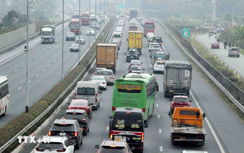 Tại cao tốc Pháp Vân-Cầu Giẽ, từng hàng xe nối đuôi nhau hướng ra khỏi Thủ đô. (Ảnh: Phạm Kiên/TTXVN)