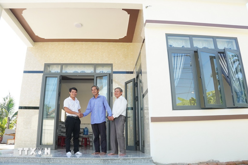 Một gia đình chính sách Quảng Ngãi khi chuyển về ngôi nhà mới được xây dựng kiên cố nhờ sự hỗ trợ kinh phí từ các nhà hảo tâm. (Ảnh: Đinh Hương/TTXVN) 