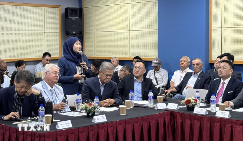 Lãnh đạo doanh nghiệp Malaysia trao đổi tại hội thảo. (Ảnh: Viên Luyến/TTXVN)
