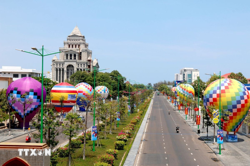 Khinh khí cầu được neo tại chỗ dọc tuyến đường Nguyễn Tất Thành để trang trí, tạo sân chơi cho người dân và du khách đến chiêm ngưỡng. (Ảnh: Nguyễn Thanh/TTXVN)