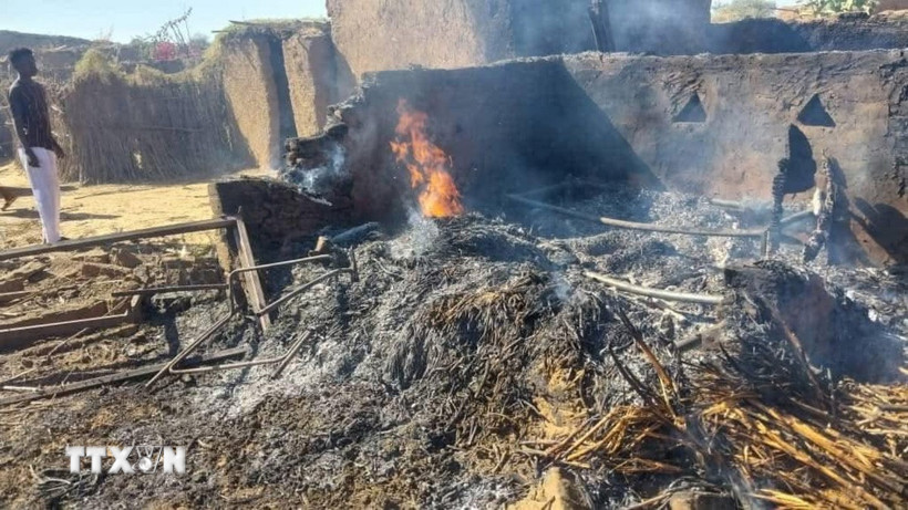 Ngôi nhà bị phá hủy sau cuộc tấn công nhằm vào trại tị nạn ở El Fasher, bang Bắc Darfur, Sudan. (Ảnh: THX/TTXVN)