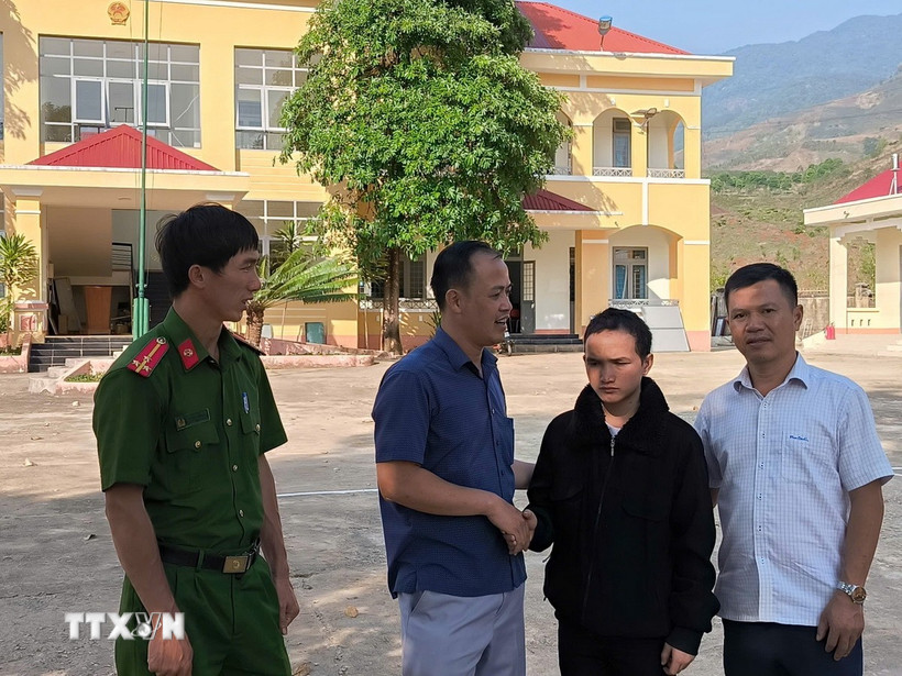 Chính quyền xã Đăk Na (huyện Tu Mơ Rông, tỉnh Kon Tum) động viên, hỗ trợ đưa công dân A Nhanh (áo đen) về nhà an toàn sau khi bị lừa sang Campuchia với chiêu trò "việc nhẹ lương cao". (Ảnh: TTXVN phát)