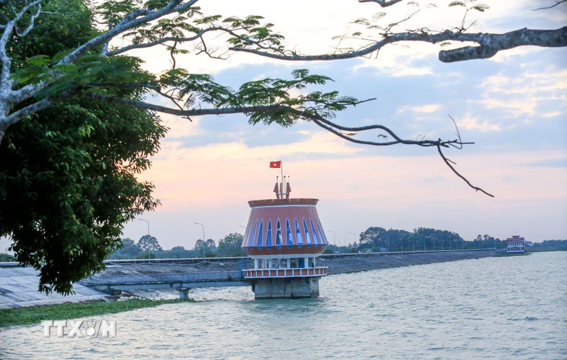 Hồ Dầu Tiếng nằm trên địa bàn Tây Ninh,Thành phố Hồ Chí Minh và Đồng Nai, có diện tích lưu vực hơn 270 km2, dung tích 1,58 tỷ m3 nước, là công trình quan trọng đặc biệt, liên quan đến an ninh quốc gia. (Ảnh: Giang Phương/TTXVN)