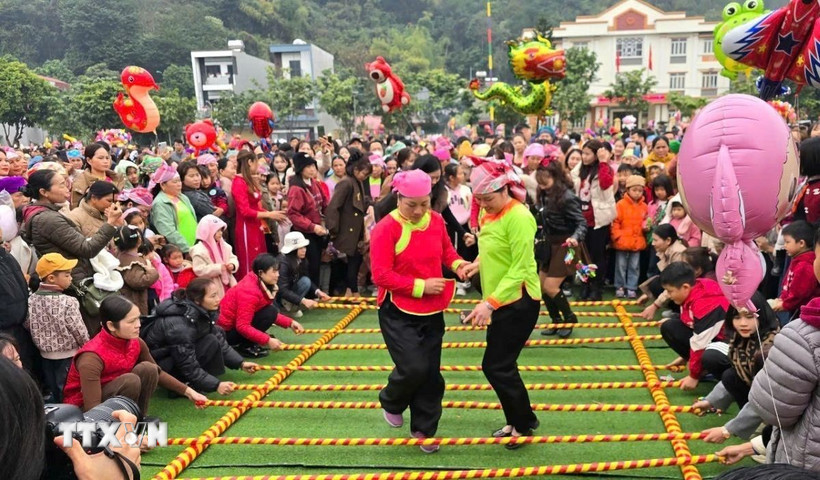 Các trò chơi dân gian thu hút đông đảo người dân địa phương và du khách cùng tham gia. (Ảnh: Hương Thu/TTXVN)
