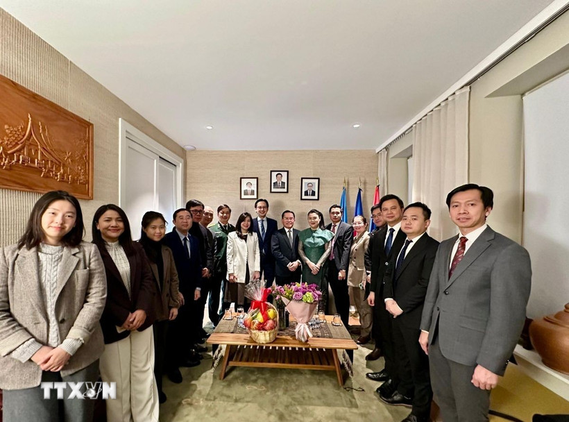 Không khí hữu nghị, thắm tình đồng chí, anh em giữa các cơ quan đại diện Việt Nam và Lào tại Liên hợp quốc. (Ảnh: TTXVN phát) 