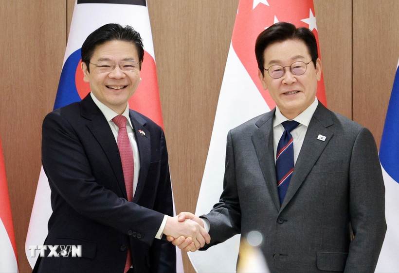 Tổng thống Hàn Quốc Lee Jae Myung và Thủ tướng Singapore Lawrence Wong tại cuộc hội đàm ở Seoul, Hàn Quốc, ngày 2/11/2025. (Ảnh: Yonhap/TTXVN) 