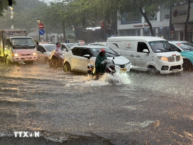 Trên tuyến phố Hà Nội, ngập úng diện rộng gây ảnh hưởng đến các phương tiện tham gia giao thông. (Ảnh: An Đăng/TTXVN)