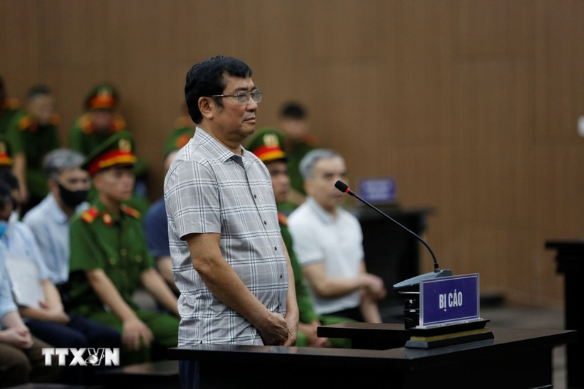 Bị cáo Phùng Quang Hùng (cựu Chủ tịch Ủy ban Nhân dân tỉnh Vĩnh Phúc cũ) trình bày tại phiên tòa sáng 4/7. (Ảnh: Quốc Lũy/TTXVN) 