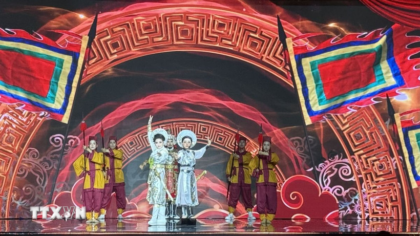 Tiết mục ca cảnh và võ nhạc "Tinh hoa văn hóa” đưa khán giả về miền di sản với các cung bậc cảm xúc khác nhau của nghệ thuật cải lương, tuồng cổ nhờ sự kết hợp tinh tế giữa âm nhạc, ca hát, diễn xuất và vũ đạo. (Ảnh: Hữu Duyên/TTXVN)