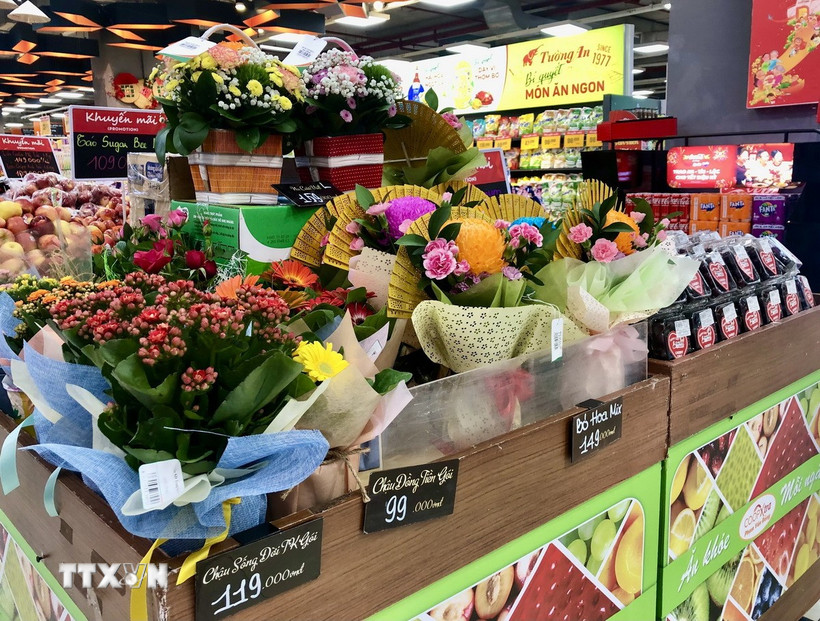 Sản phẩm lẵng hoa phục vụ thị trường Lễ Valentine. (Ảnh: Mỹ Phương/TTXVN)