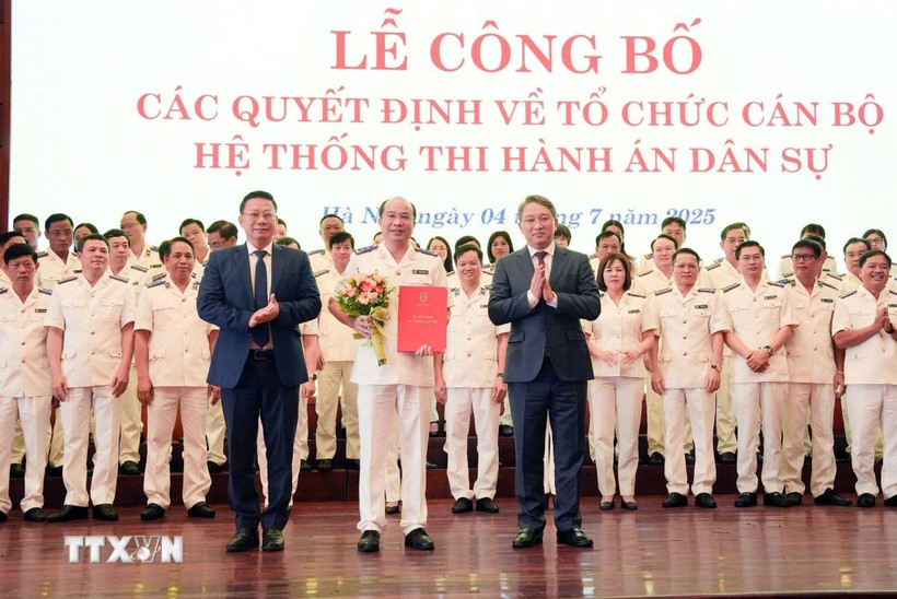 Bộ trưởng Bộ Tư pháp Nguyễn Hải Ninh và Thứ trưởng Bộ Tư pháp Nguyễn Thanh Ngọc trao quyết định bổ nhiệm ông Nguyễn Thắng Lợi giữ chức Cục trưởng Cục Quản lý Thi hành án dân sự. (Ảnh: Phạm Kiên/TTXVN) 