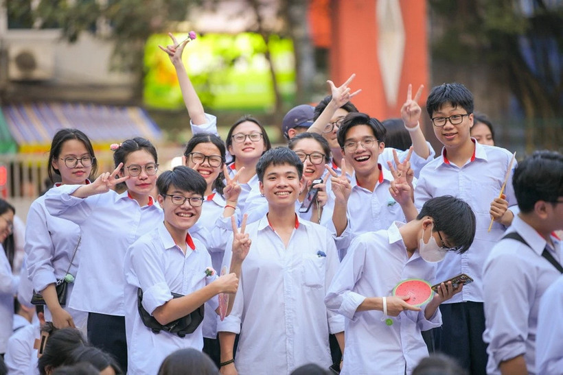 Các em học sinh lớp 12 chụp ảnh kỷ niệm (Ảnh: Vietnam+)