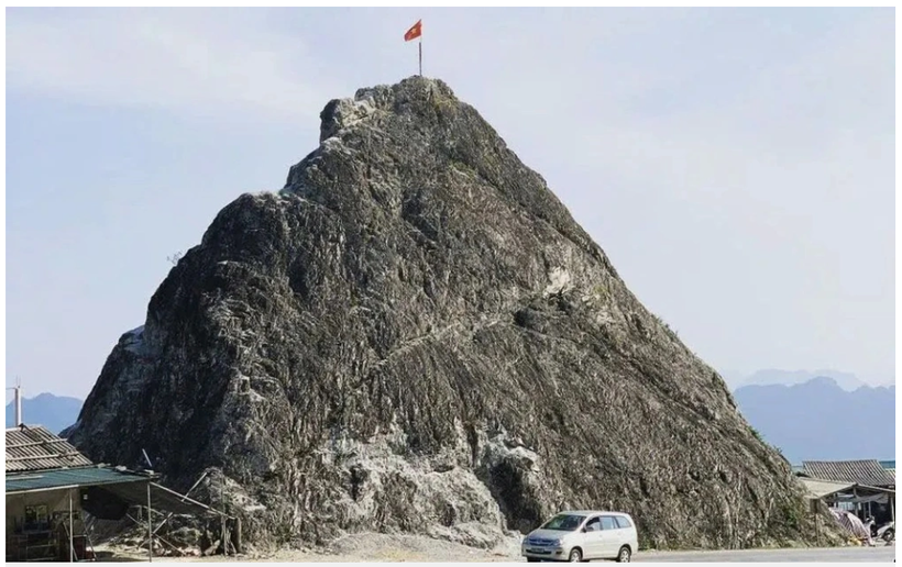 Cột cờ đèo Đá Trắng nơi nạn nhân trèo lên chụp ảnh. (Ảnh: VTV)