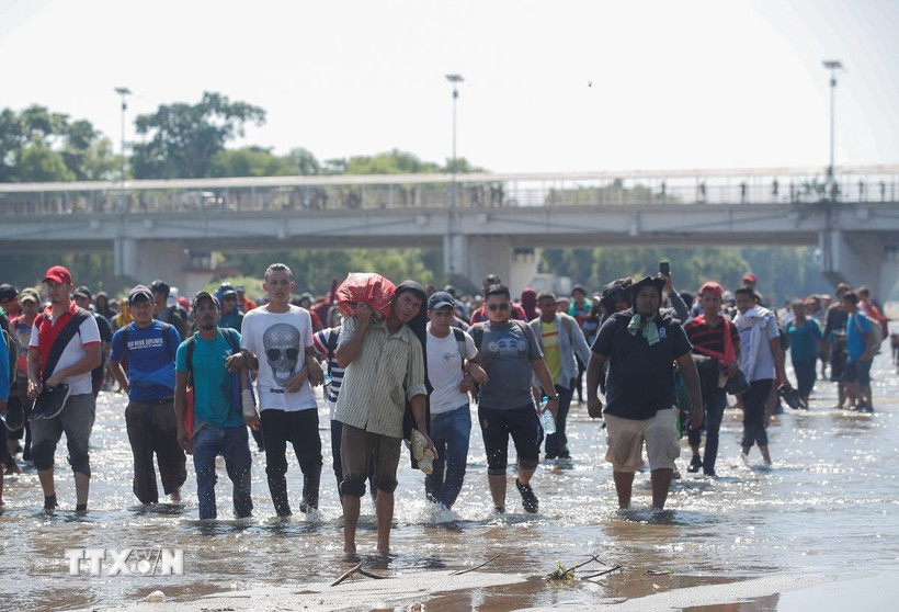 Người di cư trong hành trình đến Mỹ. (Ảnh: THX/TTXVN)
