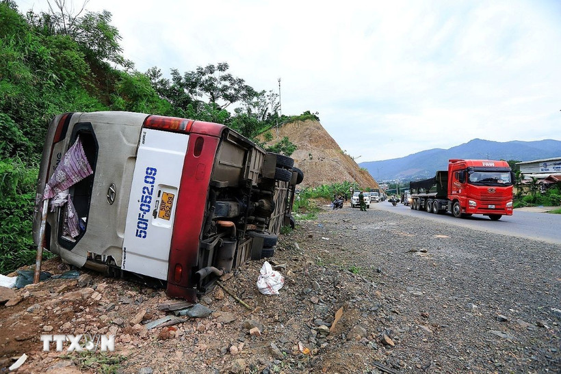 Xe ôtô khách mang biển kiểm soát 50F-05209 di chuyển theo hướng Sơn La-Hà Nội bị tai nạn lật xe ngay trên dốc Cun. (Ảnh: Trọng Đạt/TTXVN)