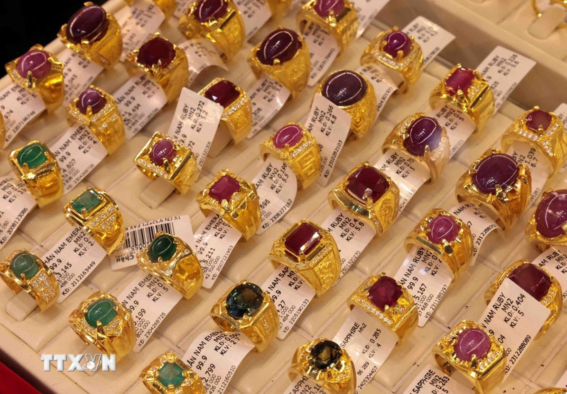 Vàng trang sức bày bán tại cửa hàng trong nước. (Ảnh: Trần Việt/TTXVN) 