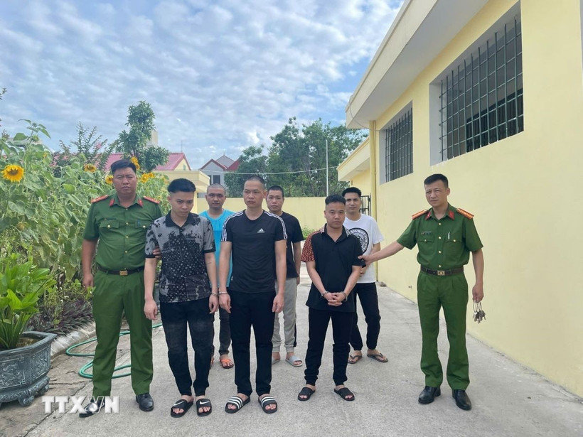 Nhóm đối tượng bị bắt giữ. (Ảnh TTXVN phát)