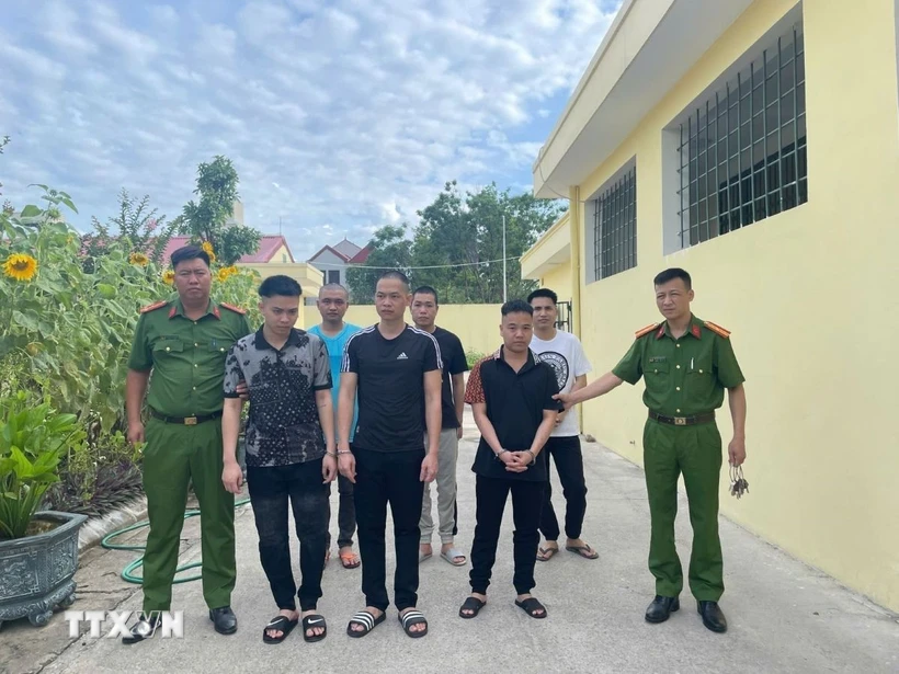 Nhóm đối tượng bị bắt giữ. (Ảnh TTXVN phát)