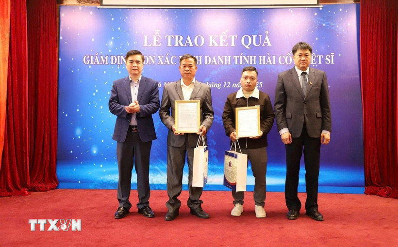 Giáo sư, Tiến sỹ Chu Hoàng Hà, Phó Chủ tịch Viện Hàn lâm Khoa học và Công nghệ Việt Nam trao Thông báo kết quả giám định ADN hài cốt liệt sỹ cho thân nhân liệt sỹ. (Ảnh: Quyết Chiến/TTXVN)