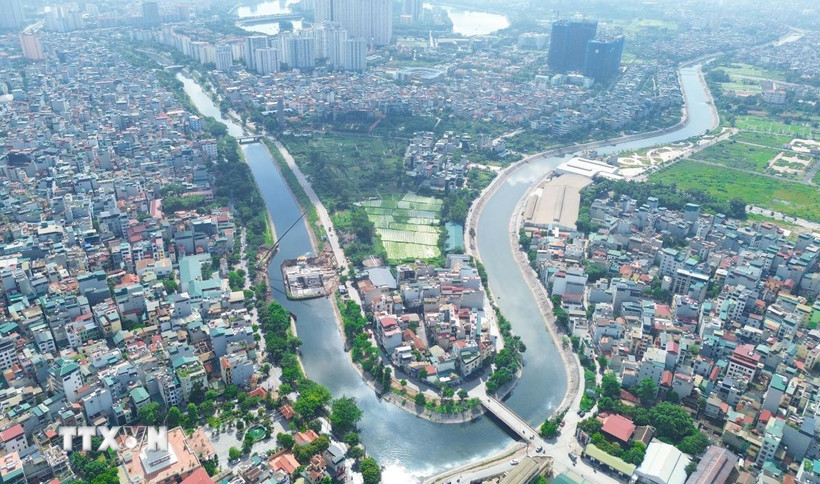 Nằm giữa Thủ đô Hà Nội, sông Tô Lịch hiện nay dài 13,4 km. (Ảnh: Thành Phương/TTXVN)