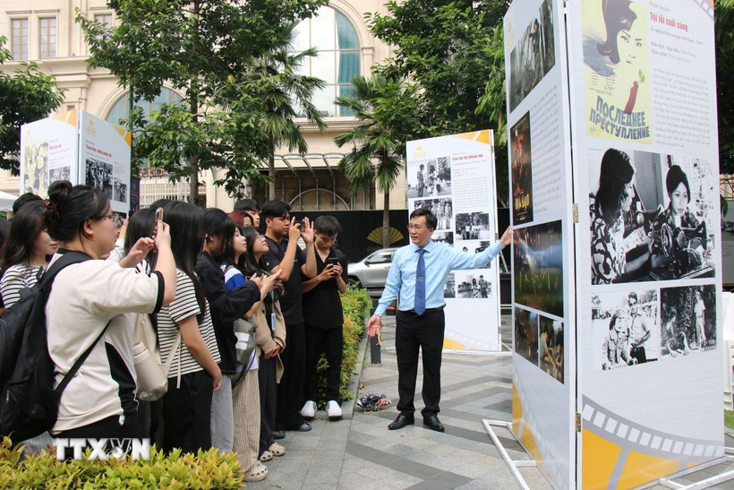 Đông đảo các bạn sinh viên tham quan, nghe thuyết minh về triển lãm. (Ảnh: Thu Hương/TTXVN)