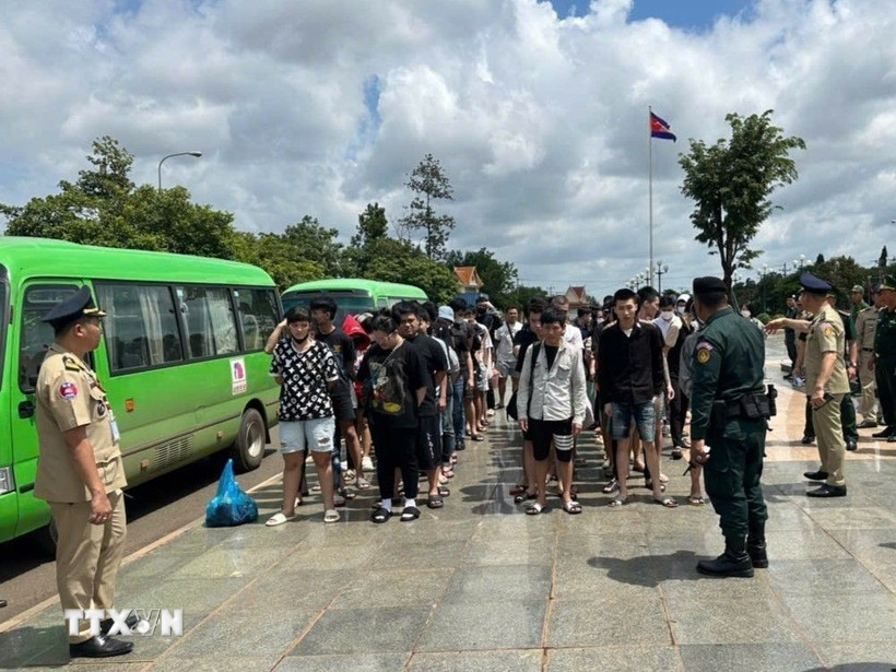 Công dân Việt Nam được Campuchia bàn giao tại Cửa khẩu Quốc tế Hoa Lư, tỉnh Đồng Nai. (Ảnh: TTXVN phát)
