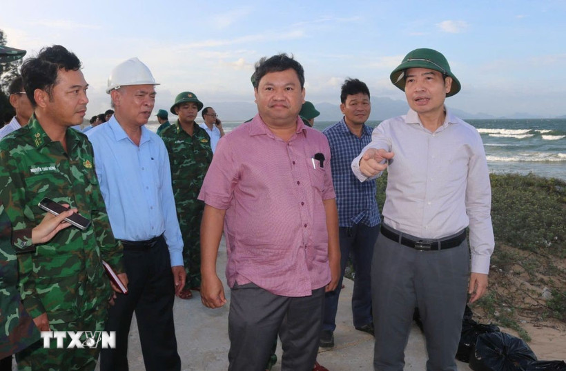 Ông Tạ Anh Tuấn, Chủ tịch Ủy ban Nhân dân tỉnh Đắk Lắk (bên phải) chỉ đạo Ủy ban Nhân dân xã Sông Cầu trong công tác phòng chống bão. (Ảnh: Tường Quân/TTXVN)