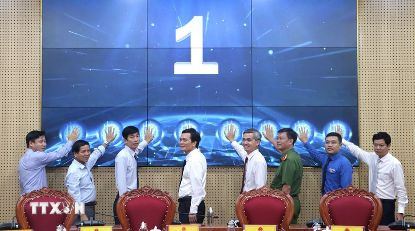 Các đại biểu thực hiện nghi thức bấm nút phát động phong trào “Bình dân học vụ số”. (Ảnh: Đinh Hương/TTXVN)