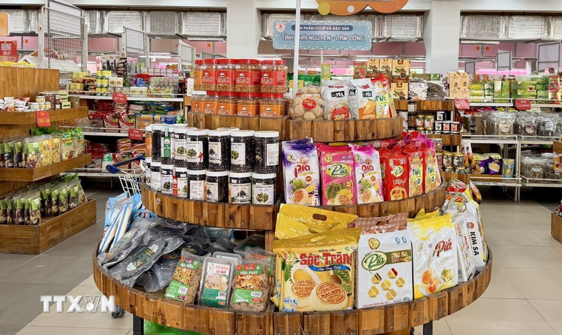 Các sản phẩm đặc sản vùng miền, sản phẩm OCOP được trưng bày tại tại Trung tâm nông nghiệp và đặc sản Việt Nam ở An Giang. (Ảnh: Thanh Sang/TTXVN)