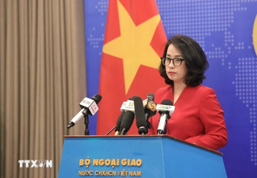 Người phát ngôn Bộ Ngoại giao Phạm Thu Hằng trả lời các câu hỏi của nhà báo. (Ảnh: Tuấn Anh/TTXVN)