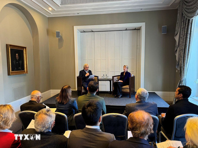 Tổng thống Thụy Sĩ Karin Keller-Sutter (ngồi bên phải) tham dự sự kiện của APES. (Ảnh: Anh Hiển/TTXVN)