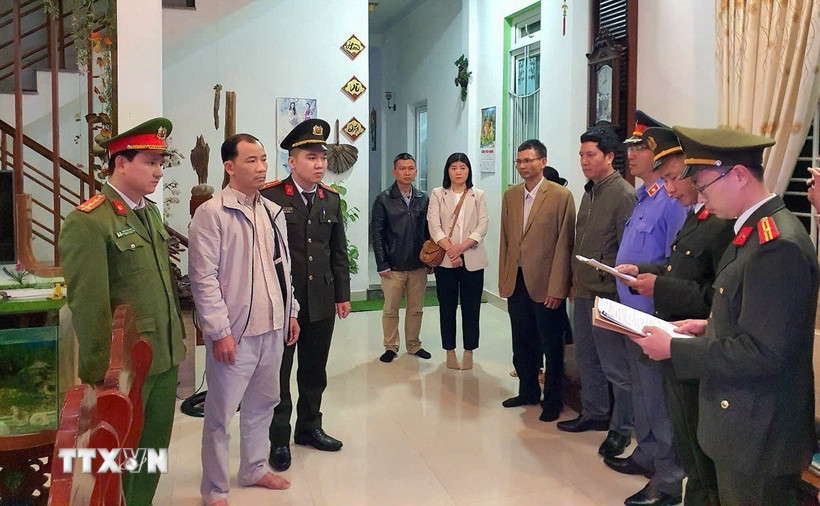 Cơ quan An ninh điều tra Công an thành phố Huế đọc quyết định khởi tố vụ án, khởi tố bị can, lệnh bắt bị can để tạm giam đối với đối tượng Nguyễn Xuân Bình. (Ảnh: TTXVN phát)