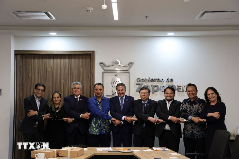 Phái đoàn ASEAN chụp ảnh chung cùng lãnh đạo thành phố Zapopan, bang Jalisco. (Ảnh: Phi Hùng/TTXVN) 