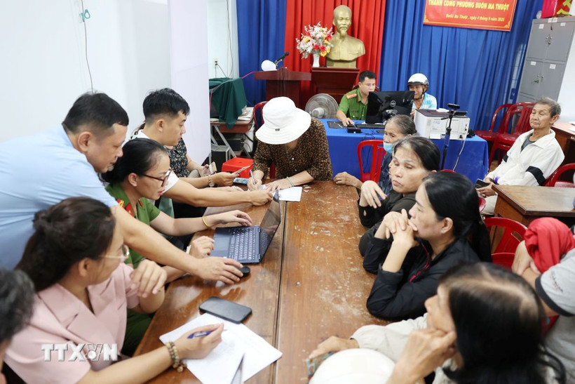 Thủ tục nhận quà được triển khai nhanh chóng ở các Tổ dân phố trên địa bàn phường Buôn Ma Thuột. (Ảnh: Tuấn Anh/TTXVN) 