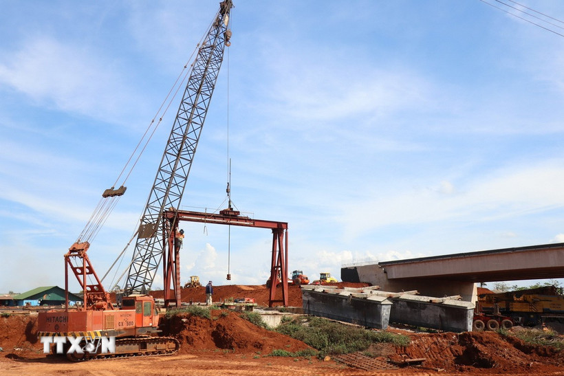Nhà thầu Tổng Công ty xây dựng số 1–CTCP thi công Dự án thành phần 3, cao tốc Khánh Hòa-Buôn Ma Thuột. (Ảnh: Tuấn Anh/TTXVN)