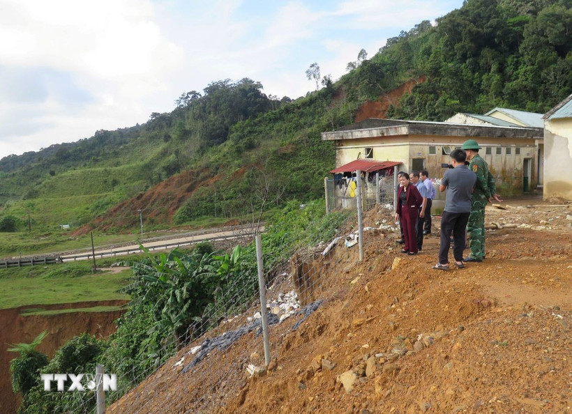 Phó Chủ tịch Thường trực Ủy ban Nhân dân tỉnh Quảng Ngãi Y Ngọc kiểm tra điểm sạt lở tại Trường Tiểu học và Trung học cơ sở Đăk Man, xã Đăk Plô. (Ảnh: Dư Toán/TTXVN)
