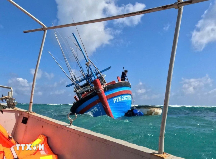 Tàu cá PY 92628-TS bị mắc cạn. (Ảnh: TTXVN phát)