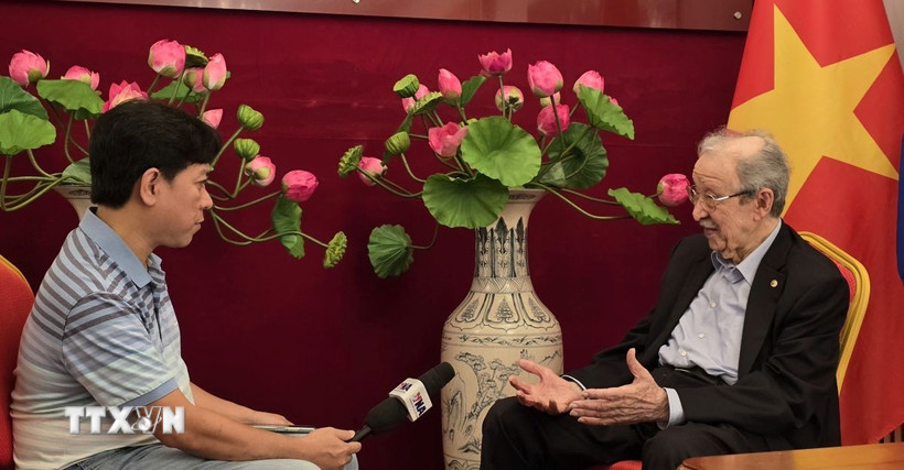 Ông Noureddine Djoudi, nhà ngoại giao kỳ cựu Algeria trả lời phóng viên TTXVN. (Ảnh: Nguyễn An/TTXVN)