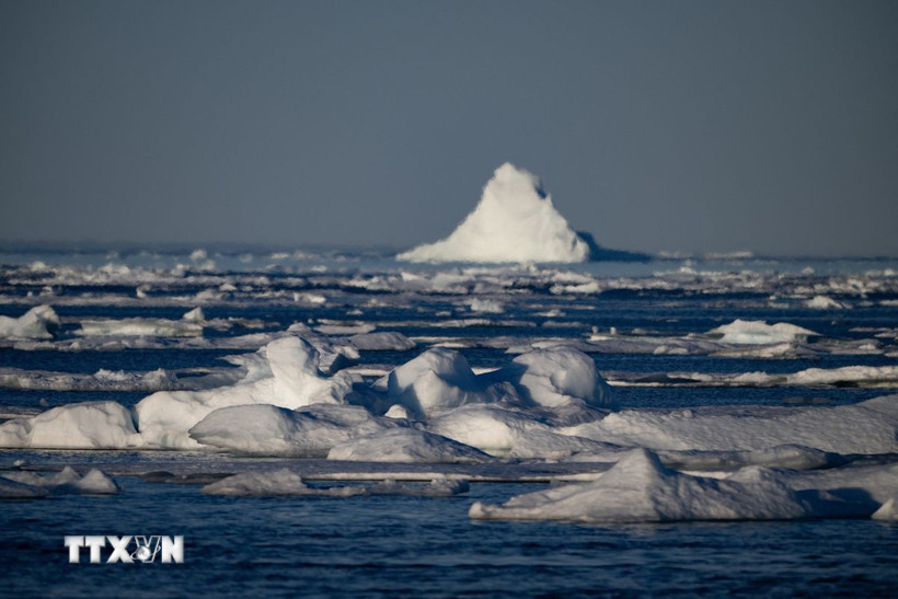 Băng tan do nhiệt độ ấm lên tại đảo Greenland thuộc Bắc Cực. (Ảnh: AFP/TTXVN)
