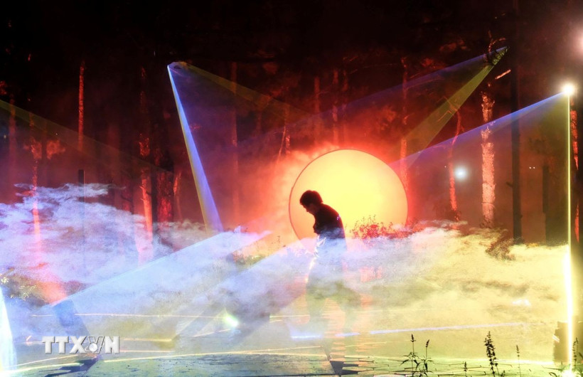 Công viên ánh sáng kỳ ảo giữa rừng thông Đà Lạt. (Ảnh: Nguyễn Dũng/TTXVN)