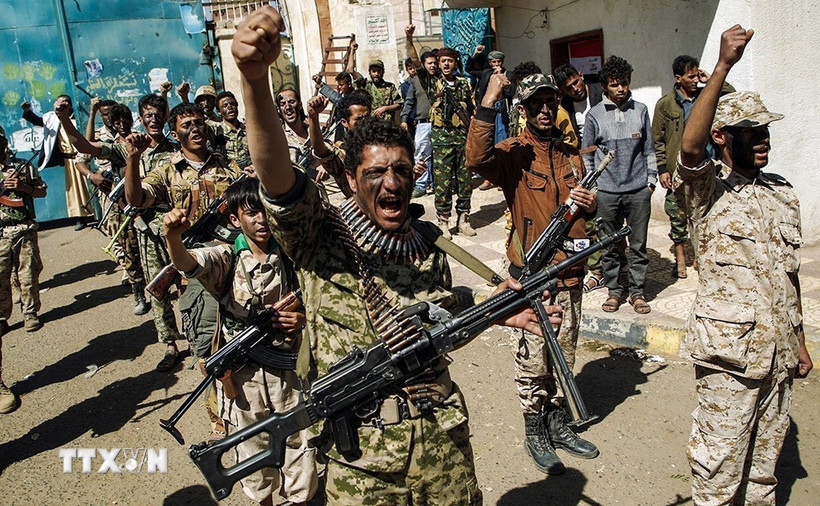Các tay súng Houthi mới được tuyển tham gia diễu hành tại Sanaa, Yemen. (Ảnh: Getty Images/TTXVN)