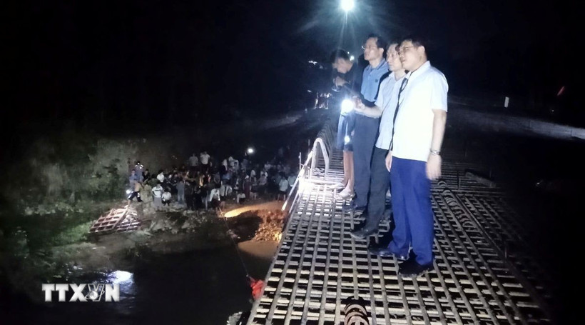 Phó Chủ tịch Ủy ban Nhân dân tỉnh Quảng Ninh Nghiêm Xuân Cường có mặt tại hiện trường chỉ đạo công tác tìm kiếm. (Ảnh: TTXVN phát) 